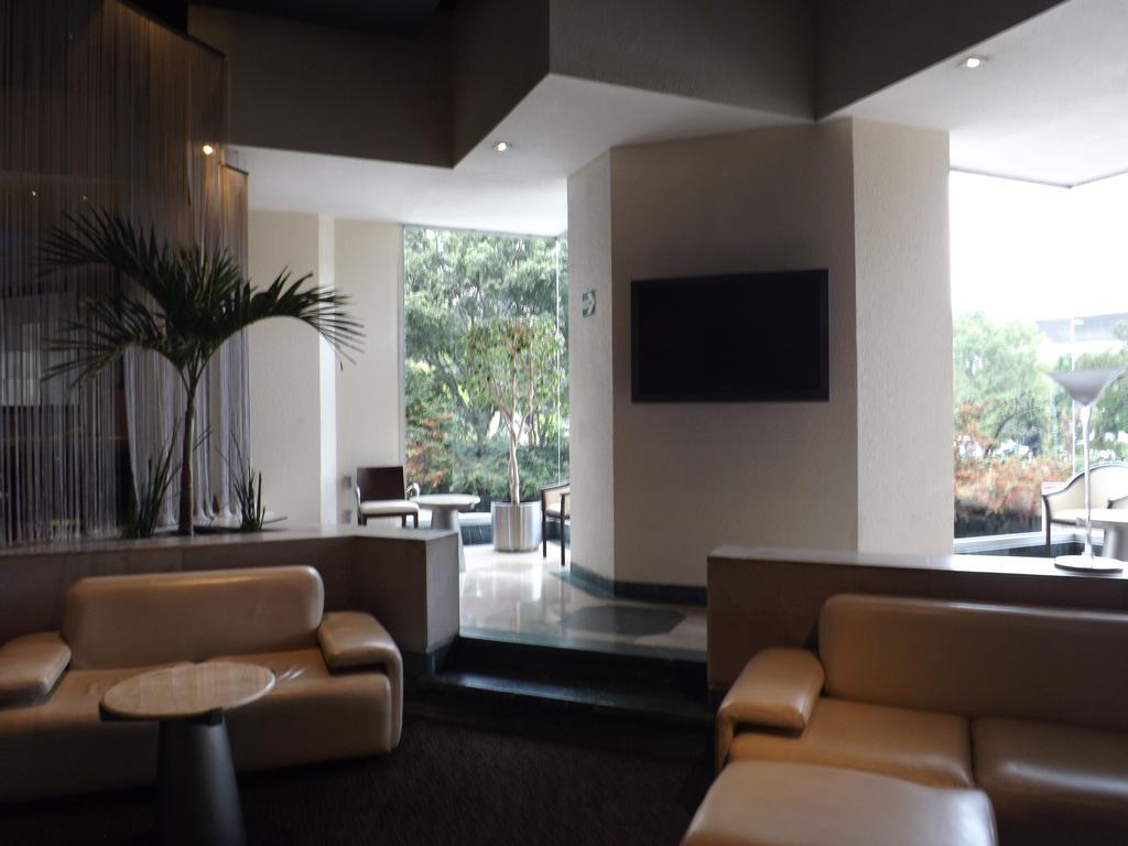Royal Pedregal Hotel Mexikóváros Kültér fotó The interior of the lounge