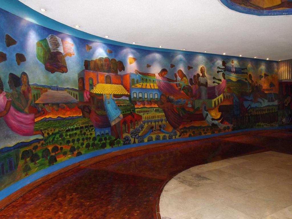 Royal Pedregal Hotel Mexikóváros Kültér fotó Mural by the artist at the Taj Mahal Palace, Mumbai