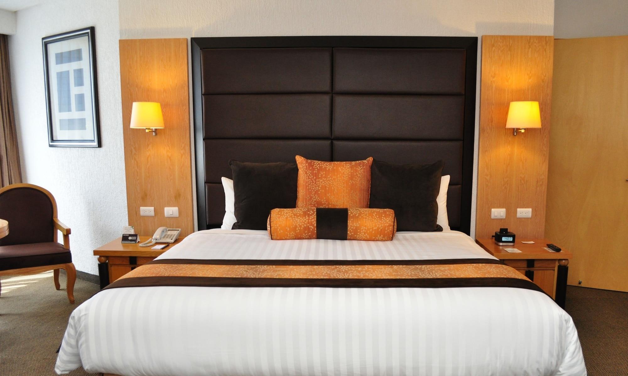 Royal Pedregal Hotel Mexikóváros Kültér fotó A bedroom at the hotel